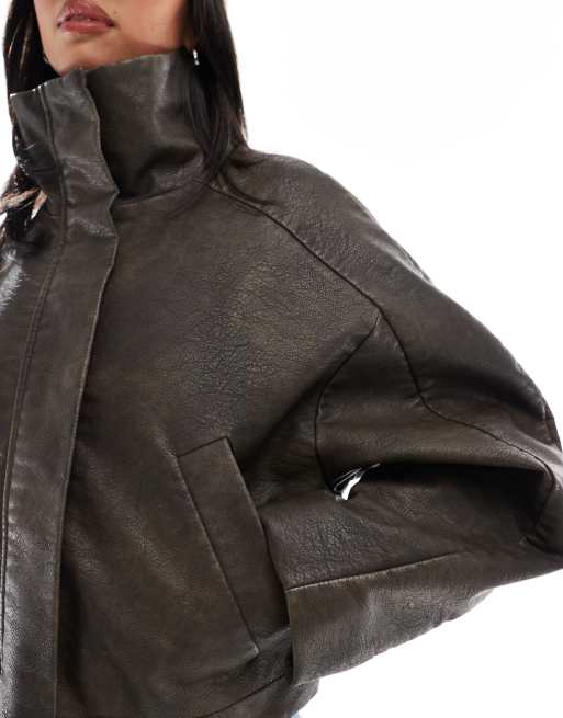 Chaqueta bomber marrón con cuello alzado de tejido efecto cuero de ASOS DESIGN Petite, 4 de 4
