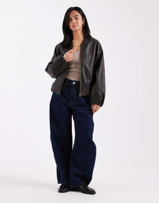 Chaqueta bomber marrón extragrande con acabado lavado de tejido efecto cuero de ASOS DESIGN Petite, 2 de 4