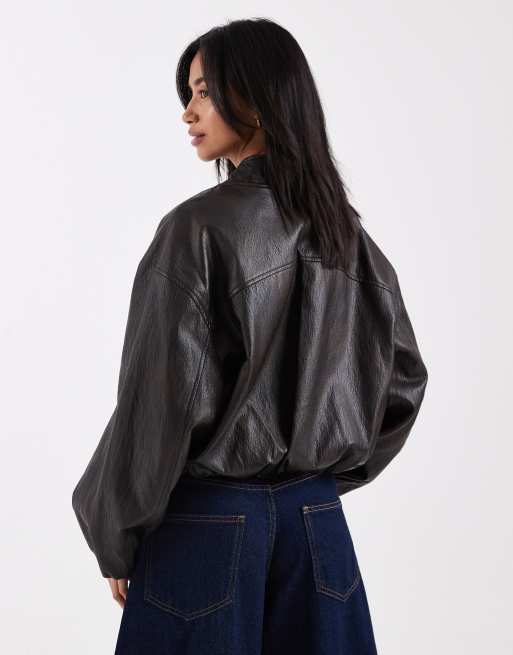Chaqueta bomber marrón extragrande con acabado lavado de tejido efecto cuero de ASOS DESIGN Petite, 3 de 4