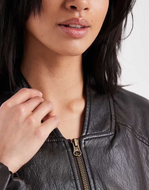Chaqueta bomber marrón extragrande con acabado lavado de tejido efecto cuero de ASOS DESIGN Petite, 4 de 4