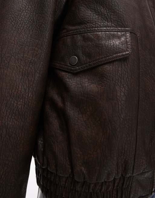 Chaqueta bomber marrón extragrande con solapas de cuero sintético texturizado de Topshop, 2 de 4