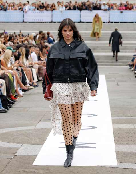 Chaqueta bomber negra abullonada de corte cuadrado extragrande con cremallera de cuero sintético de Topshop - view 1