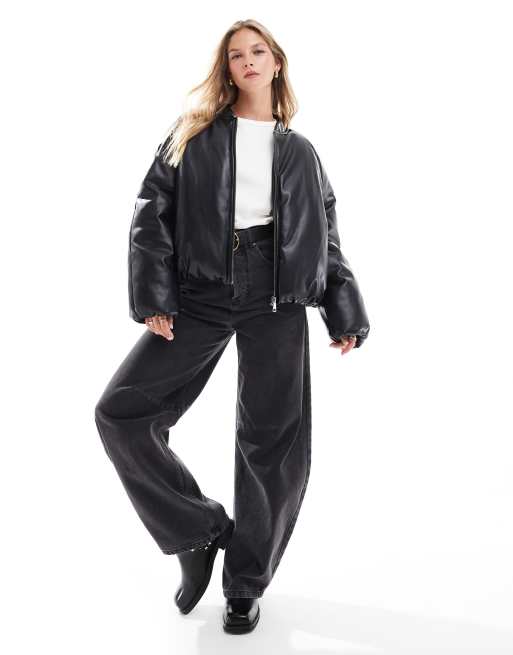 Chaqueta bomber negra acolchada con bajo abombado de tejido efecto cuero de ASOS DESIGN, 2 de 4
