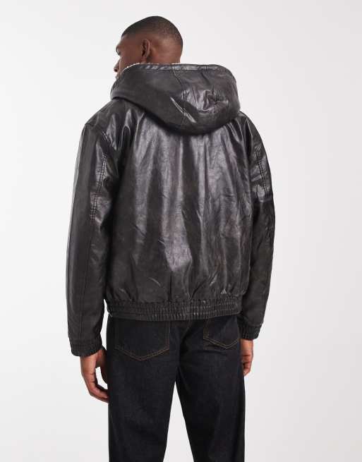 Chaqueta bomber negra de cuero sintético con capucha forrada de borreguito de ASOS DESIGN, 3 de 5