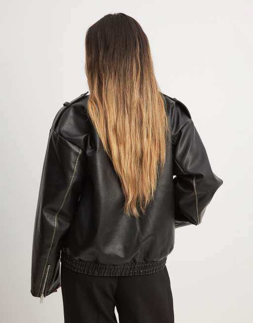 Chaqueta bomber negra de cuero sintético efecto lavado de NA-KD, 2 de 4