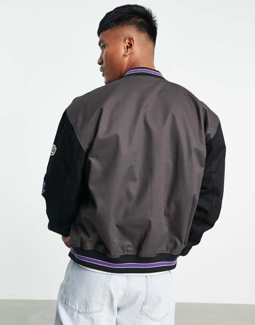 Chaqueta bomber negra extragrande con diseño universitario y parches violetas de ASOS DESIGN, 2 de 4