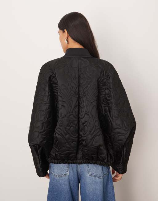 Chaqueta bomber negra guateada con patrón floral de ARRANGE, 3 de 4