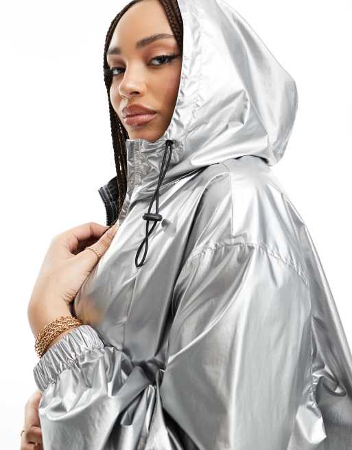 Chaqueta bomber plateado metalizado impermeable de ASOS DESIGN Curve, 2 de 4