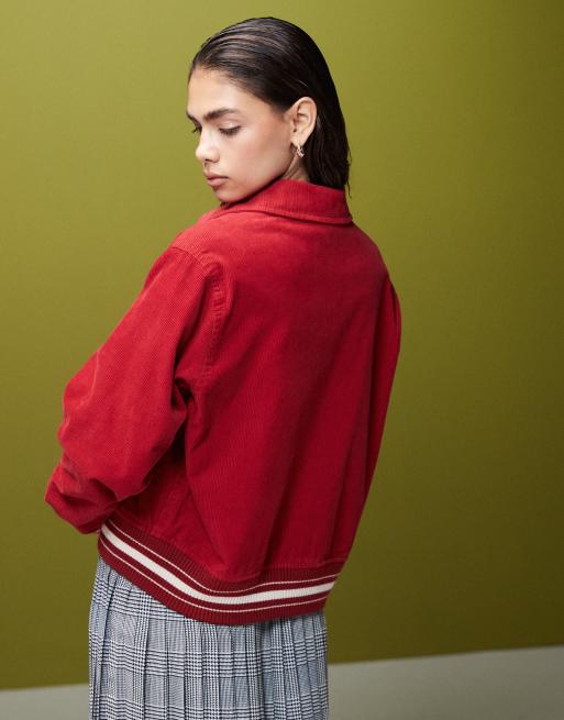Chaqueta bomber roja con diseño universitario y logo de pana de GANT, 4 de 4