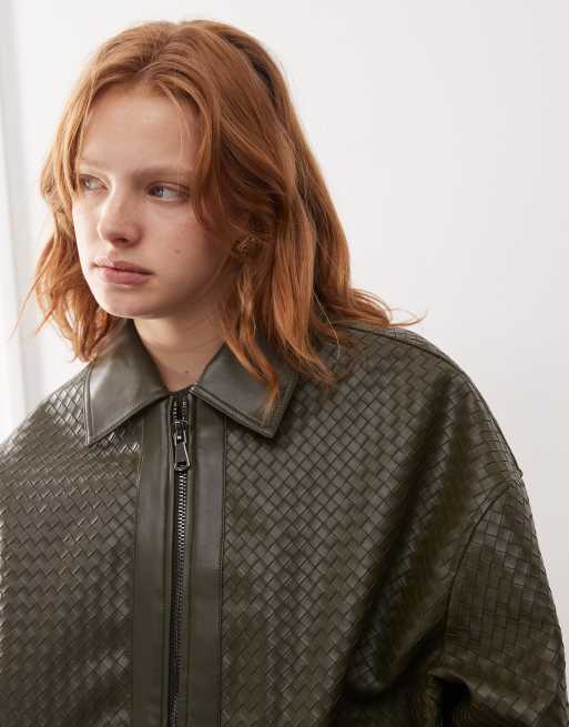 Chaqueta bomber verde botella con diseño entretejido de tejido efecto cuero exclusiva de Lioness, 4 de 4
