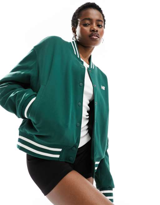 Chaqueta bomber verde con diseño universitario Greatest Hits de New Balance Sportswear