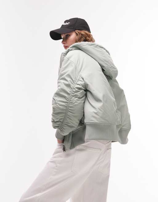 Chaqueta bomber verde con capucha borreguito de Topshop |