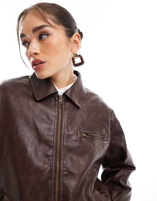 Chaqueta burdeos con solapas de tejido efecto cuero de ASOS DESIGN, 4 de 5