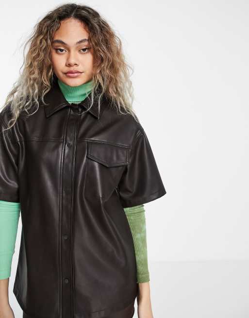 Chaqueta camisera marrón de manga corta de cuero sintético de Topshop, 4 de 4