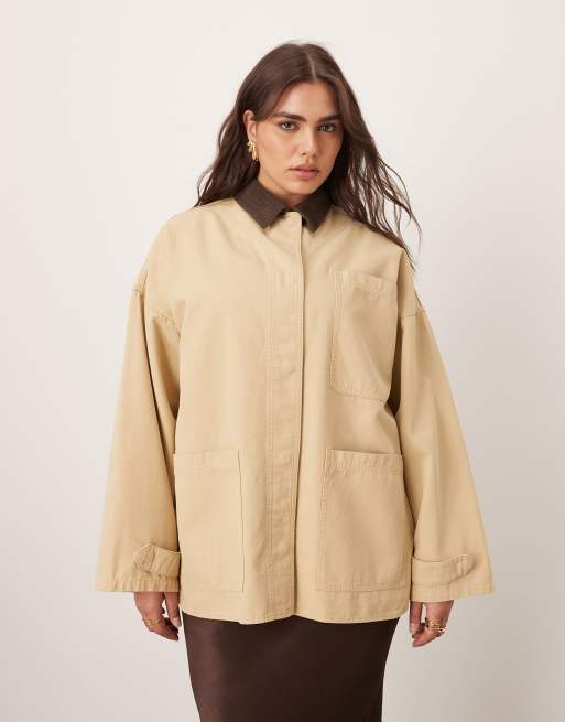 Chaqueta color camel estilo camisa de corte extragrande de lona con solapas de pana de ARRANGE Curve
