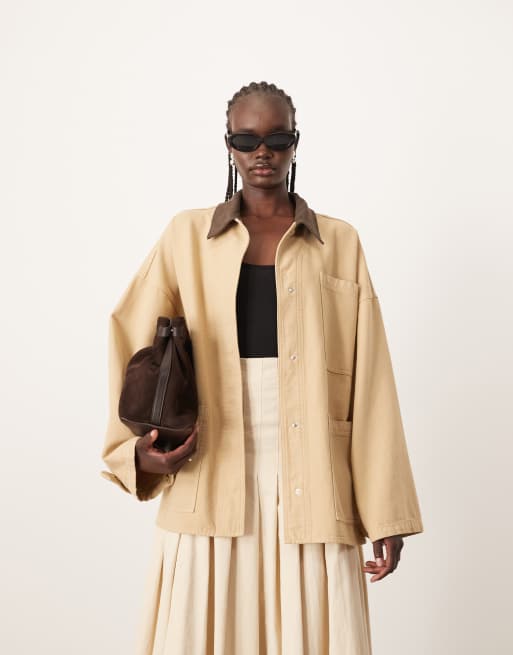 Chaqueta color camel estilo camisa y corte extragrande de lona con solapas de pana de ARRANGE