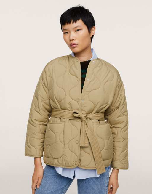Chaqueta color camel guateada con botones en la parte delantera, bolsillos y cinturón de nailon de Mango