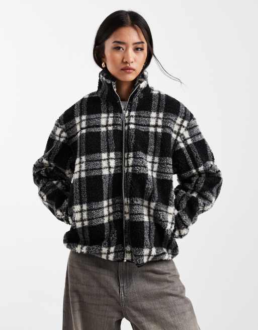 Chaqueta color crema a cuadros de borreguito de New Look