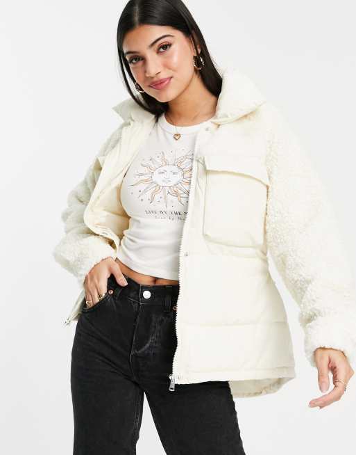 Chaqueta color crema acolchada con cinturón de mezcla de borreguito de Pieces
