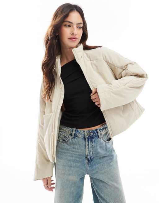 Chaqueta color crema acolchada extragrande con cuello alzado de ASOS DESIGN