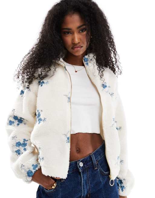 Chaqueta color crema con cremallera y diseño bordado de tejido efecto peluche de ONLY