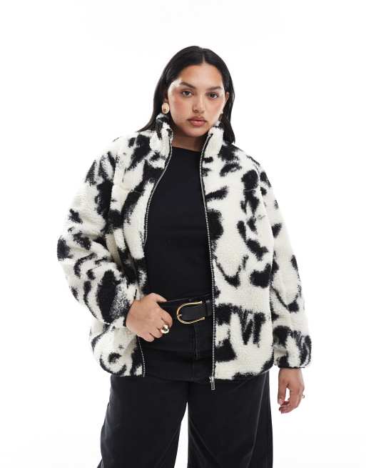 Chaqueta color crema con estampado abstracto de borreguito de New Look Curve