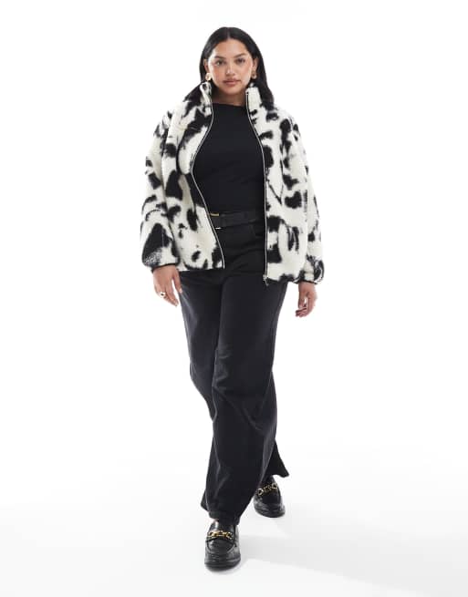 Chaqueta color crema con estampado abstracto de borreguito de New Look Curve, 2 de 4