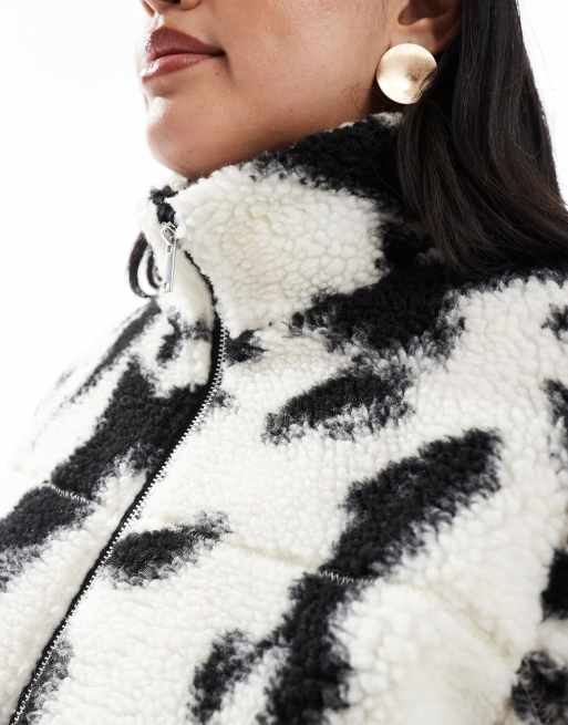 Chaqueta color crema con estampado abstracto de borreguito de New Look Curve, 3 de 4