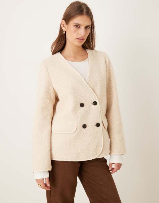 Chaqueta color crema de tejido tipo peluche con detalle de botones de VILA
