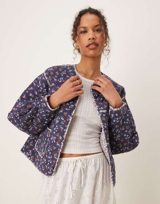 Chaqueta color crema guateada reversible con estampado de florecitas de Nobody's Child