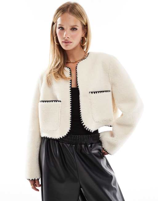 Chaqueta color crema sin solapas con pespuntes en contraste de borreguito reforzado de ASOS DESIGN