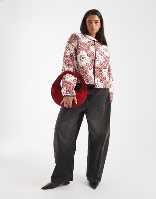 Chaqueta color crema y roja acolchada con estampado de cachemir de ASOS DESIGN Curve, 2 de 4