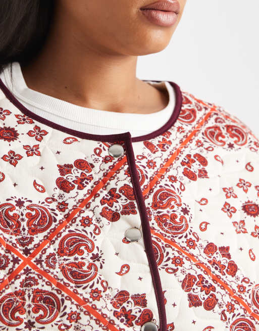 Chaqueta color crema y roja acolchada con estampado de cachemir de ASOS DESIGN Curve, 3 de 4