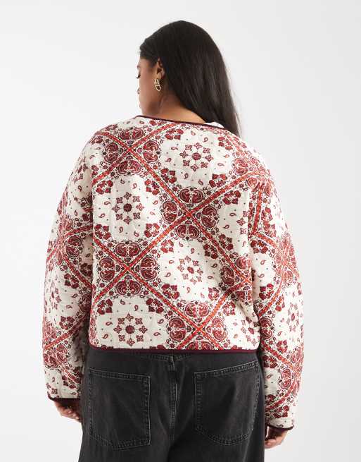 Chaqueta color crema y roja acolchada con estampado de cachemir de ASOS DESIGN Curve, 4 de 4