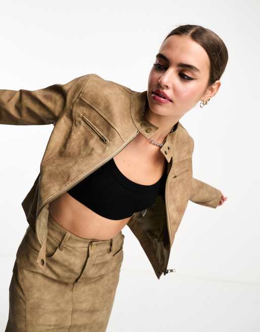 Chaqueta color moca estilo biker entallada de cuero sintético de Bailey Rose (parte de un conjunto)