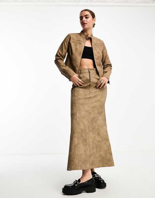 Chaqueta color moca estilo biker entallada de cuero sintético de Bailey Rose (parte de un conjunto), 3 de 4