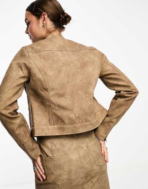 Chaqueta color moca estilo biker entallada de cuero sintético de Bailey Rose (parte de un conjunto), 4 de 4