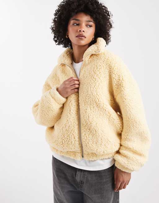 Chaqueta color nata con cremallera de borreguito de Miss Selfridge