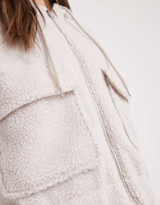 Chaqueta color piedra con capucha y detalle de bolsillo de tejido efecto peluche de ONLY, 3 de 4