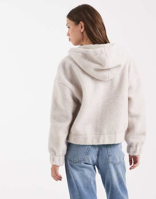 Chaqueta color piedra con capucha y detalle de bolsillo de tejido efecto peluche de ONLY, 4 de 4