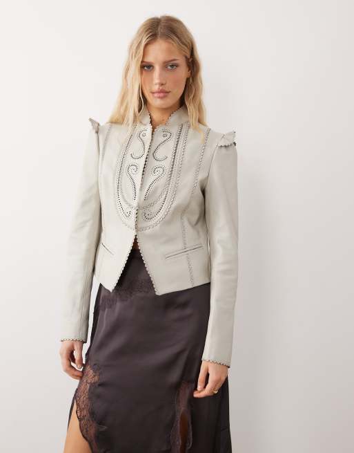 Chaqueta color piedra entallada de estilo militar con detalle bordado de Urbancode