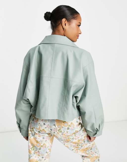 Chaqueta color salvia cómoda de cuero sintético de ASOS DESIGN Petite, 2 de 4