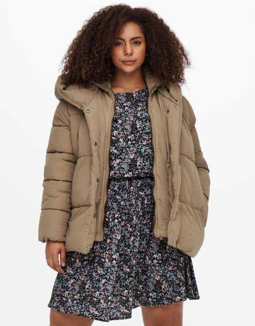 Chaqueta color topo acolchada de Only Curve