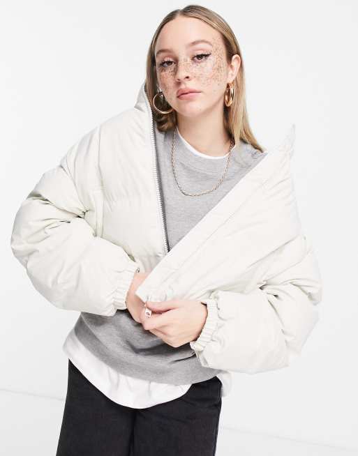Chaqueta corta acolchada de poliéster Weekday Promis en color crema - CREMA