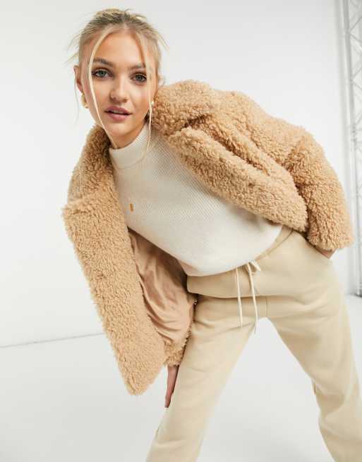Chaqueta corta beis de borreguito de Topshop