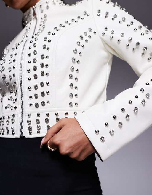 Chaqueta corta blanca de cuero sintético con tachuelas Silvia de Azalea Wang, 2 de 4