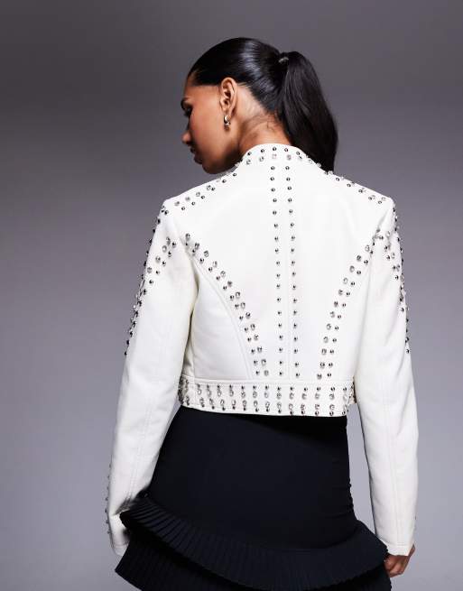 Chaqueta corta blanca de cuero sintético con tachuelas Silvia de Azalea Wang, 4 de 4