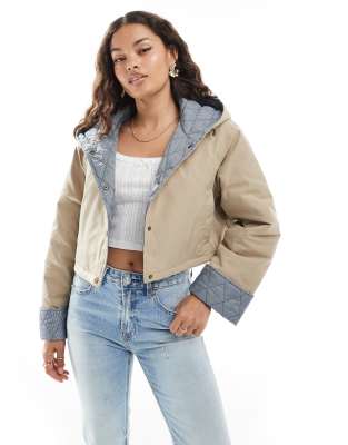 Chaqueta corta color avena con capucha y forro a cuadros vichy de ASOS DESIGN Petite