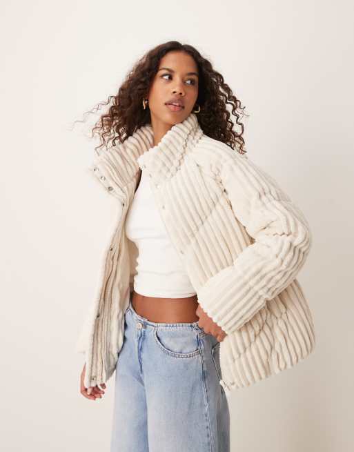 Chaqueta corta color crema acolchada de tejido efecto nube de VILA