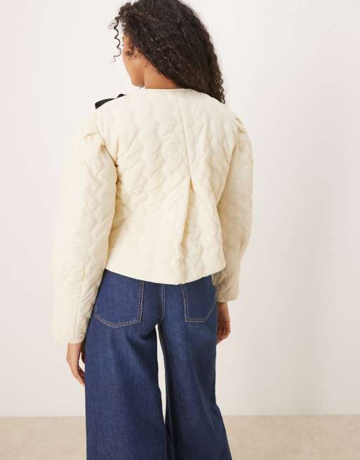 Chaqueta corta color crema guateada con detalle de lazada de Ghospell, 4 de 4